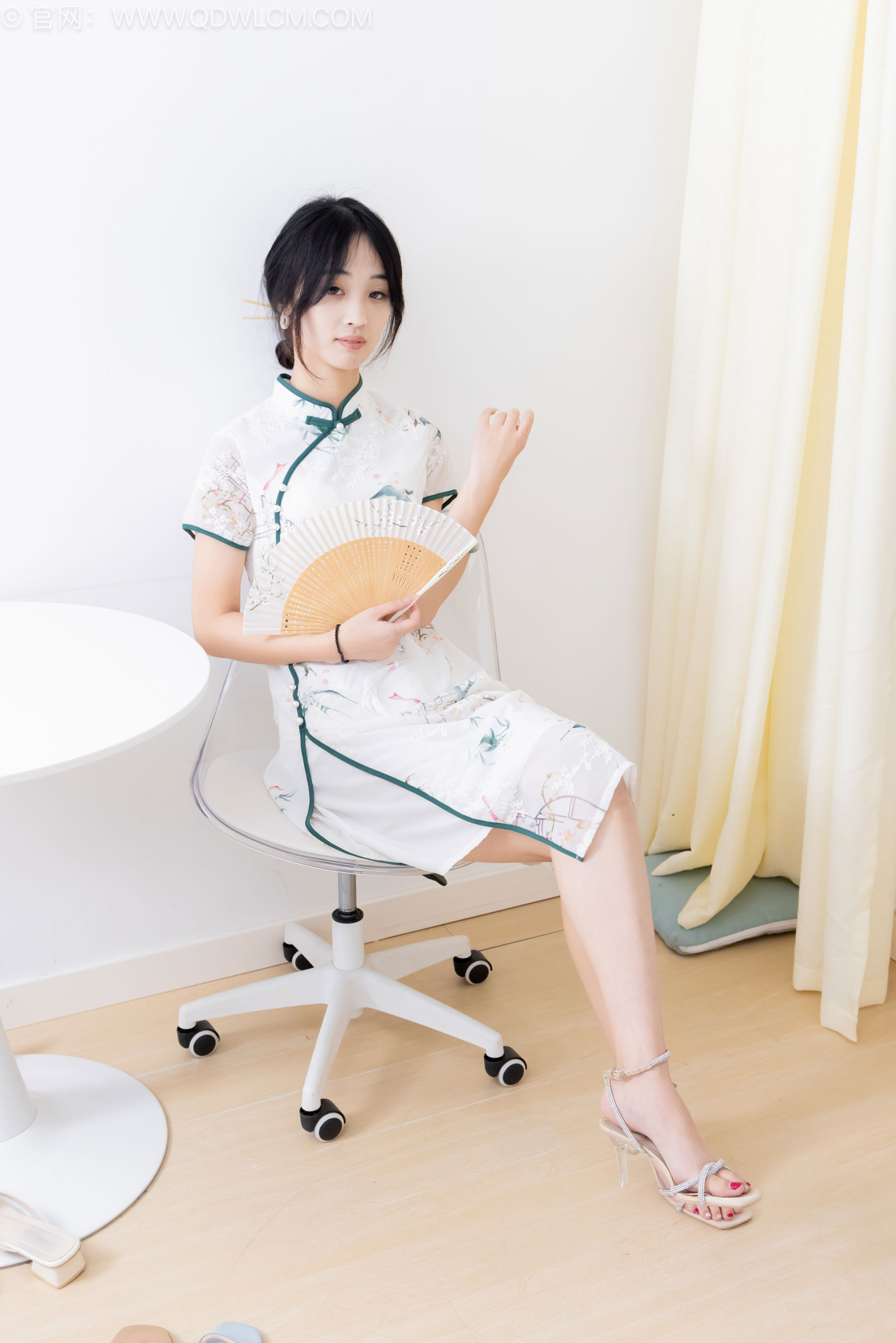 物恋传媒 No.2584 南南 - 三双高跟鞋、薄肉丝、裸足/(158P)