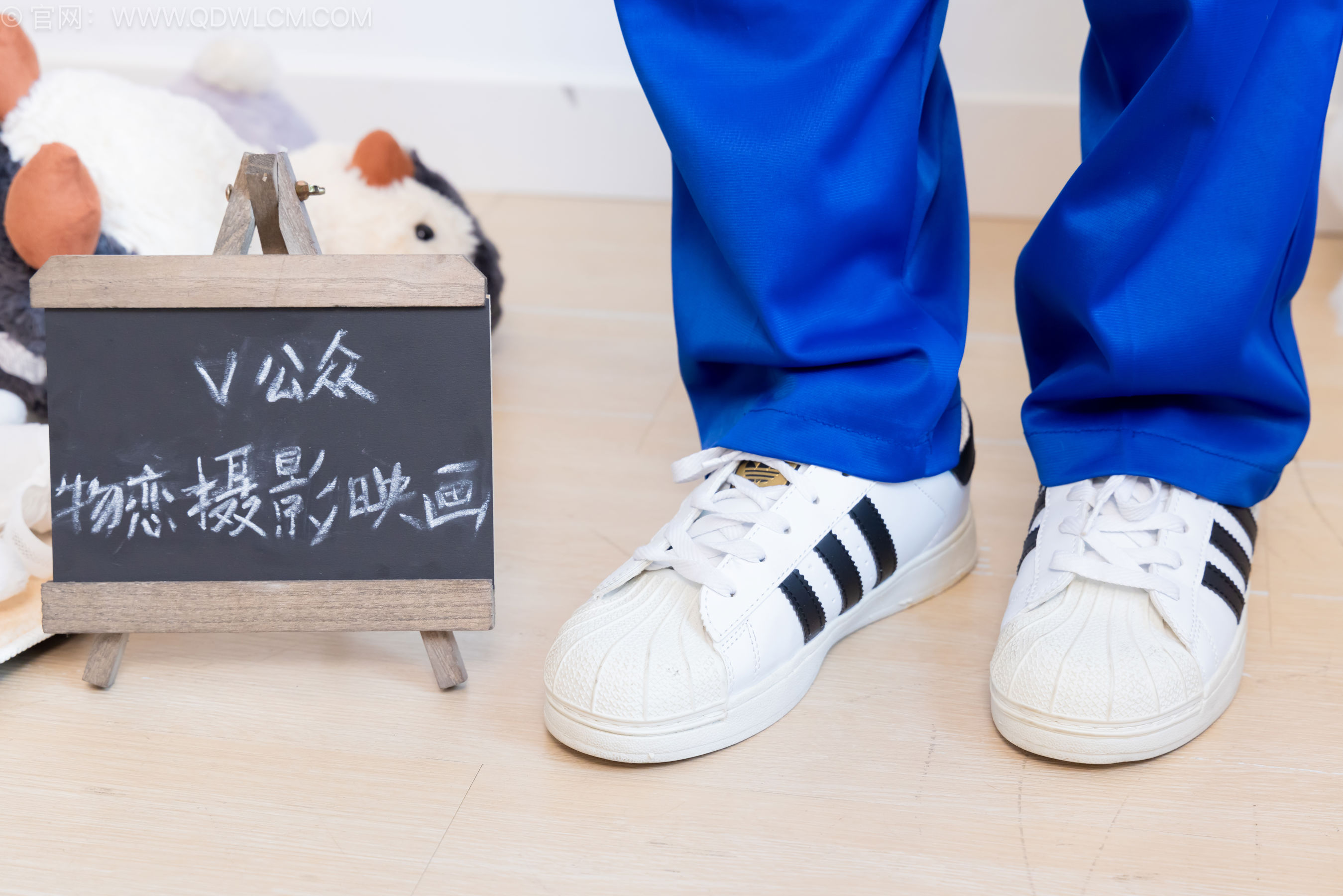 物恋传媒 No.2579 青提 - 板鞋、白棉袜、裸足、校服/(150P)