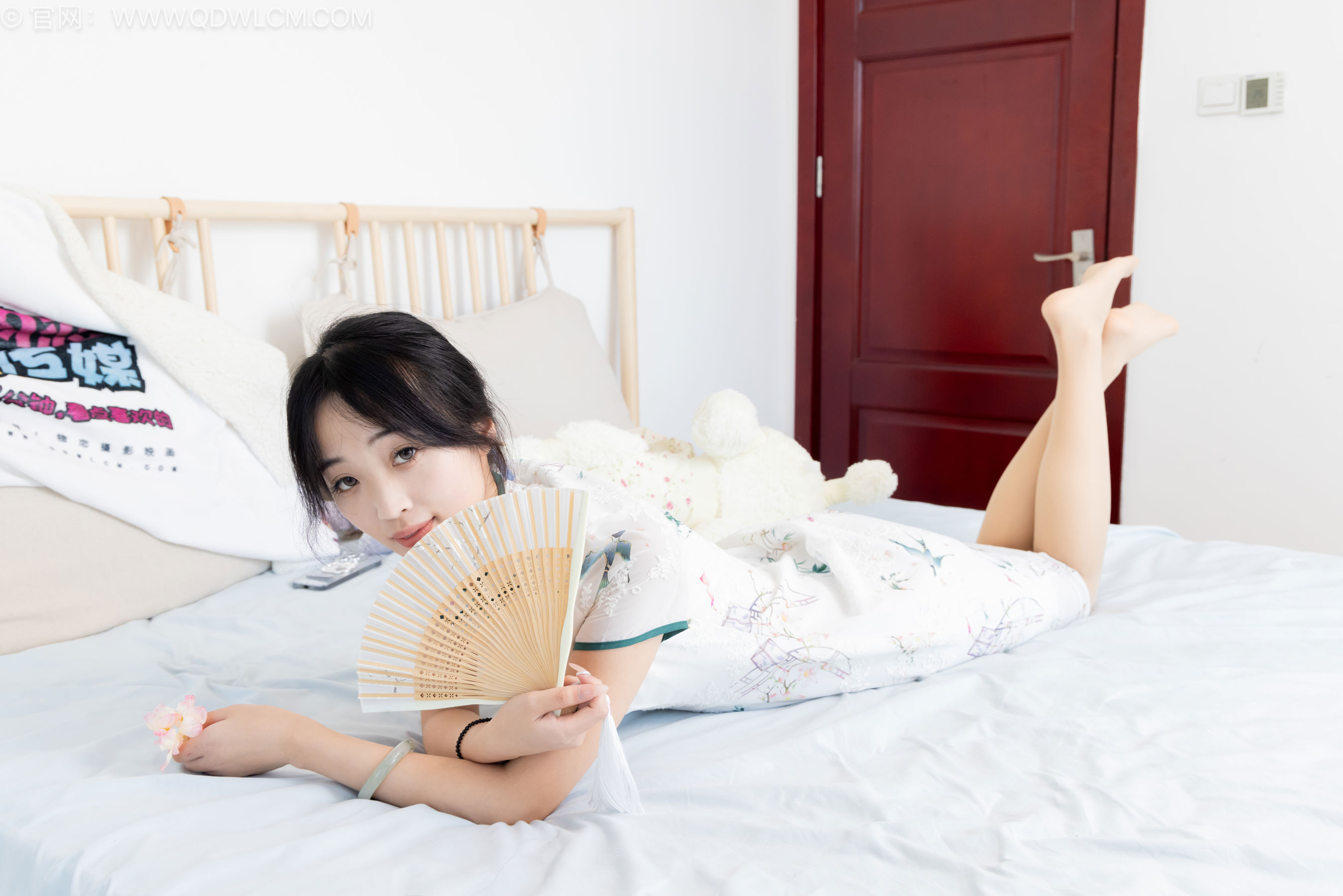 物恋传媒 No.2584 南南 - 三双高跟鞋、薄肉丝、裸足/(158P)