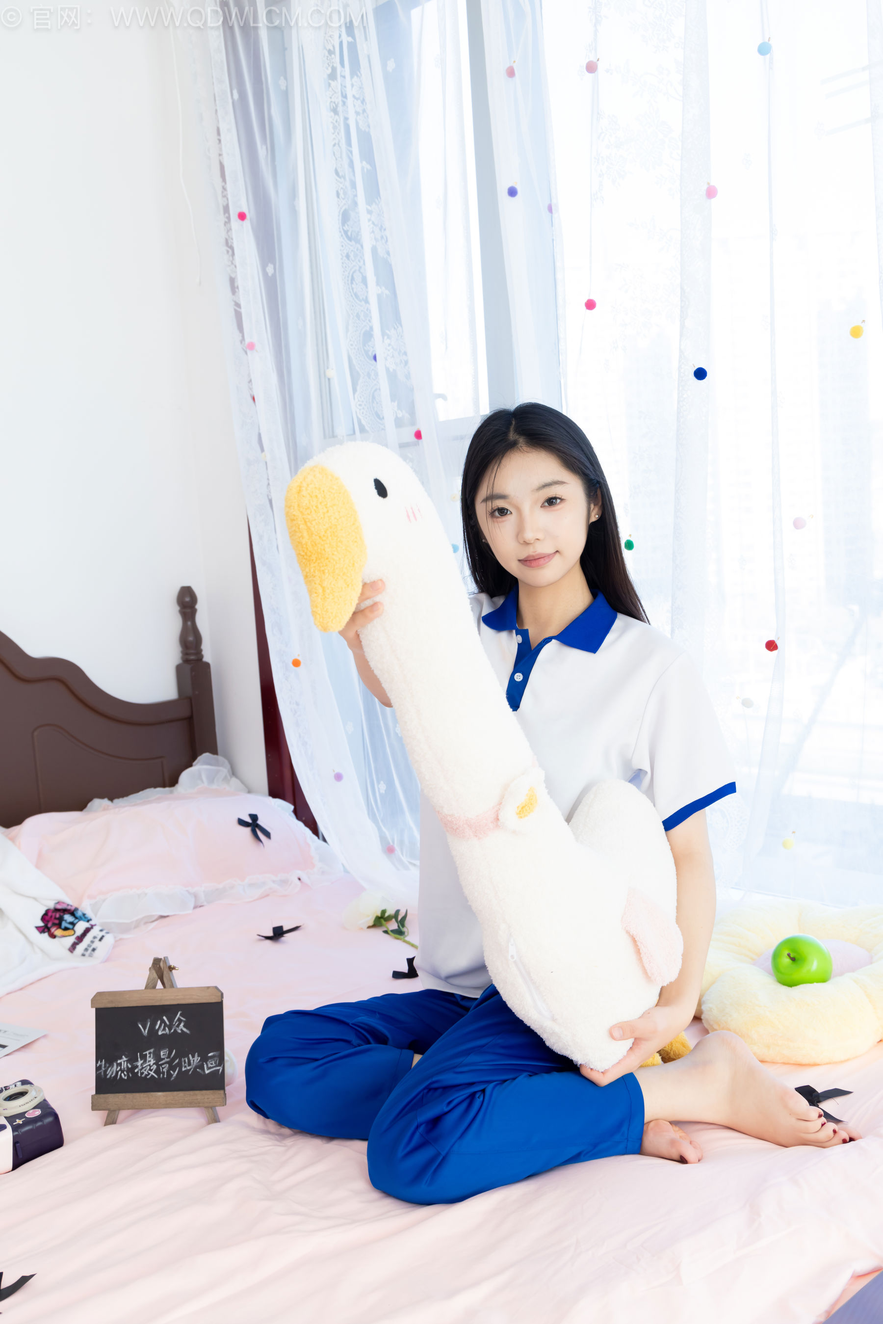 物恋传媒 No.2579 青提 - 板鞋、白棉袜、裸足、校服/(150P)