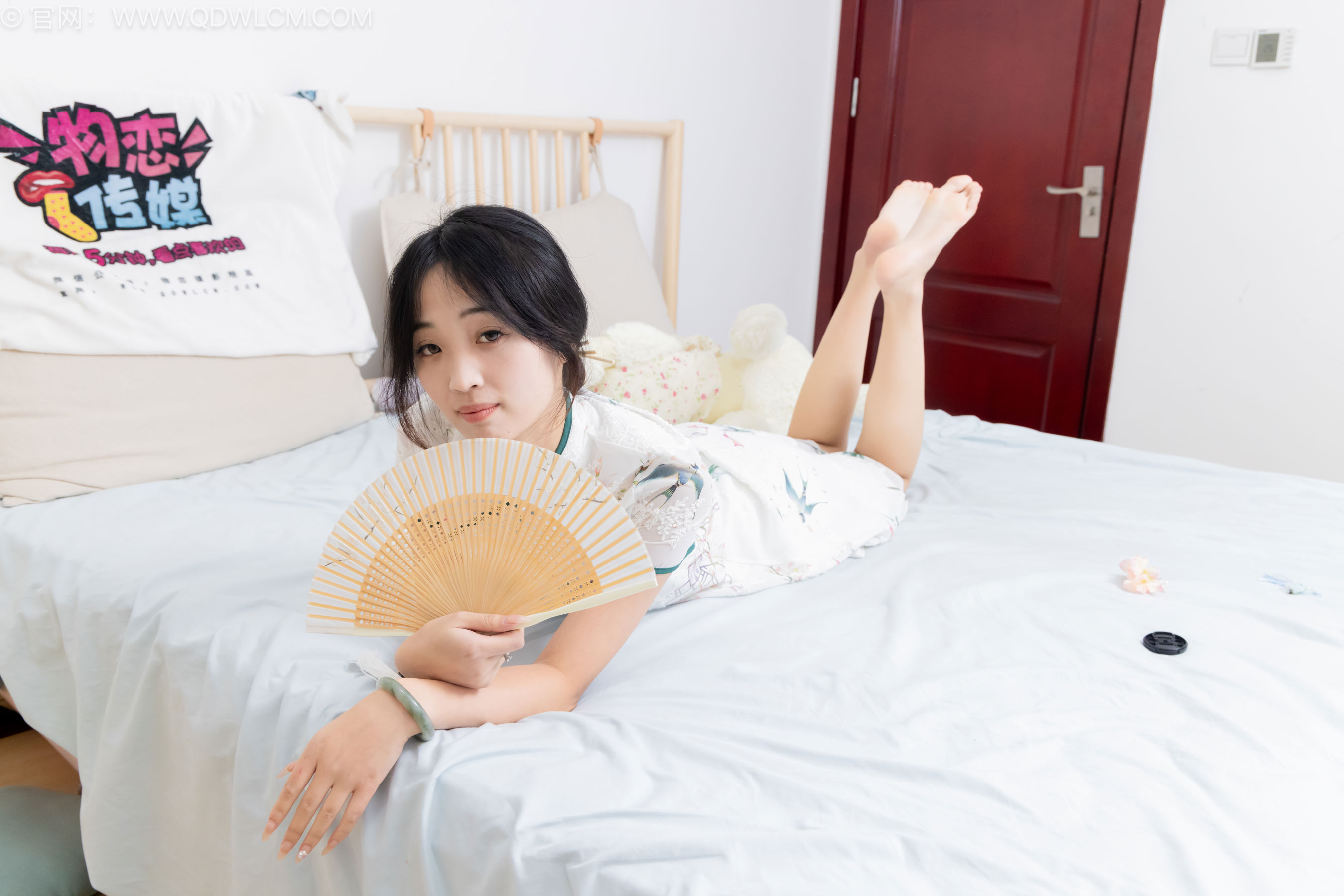 物恋传媒 No.2584 南南 - 三双高跟鞋、薄肉丝、裸足/(158P)