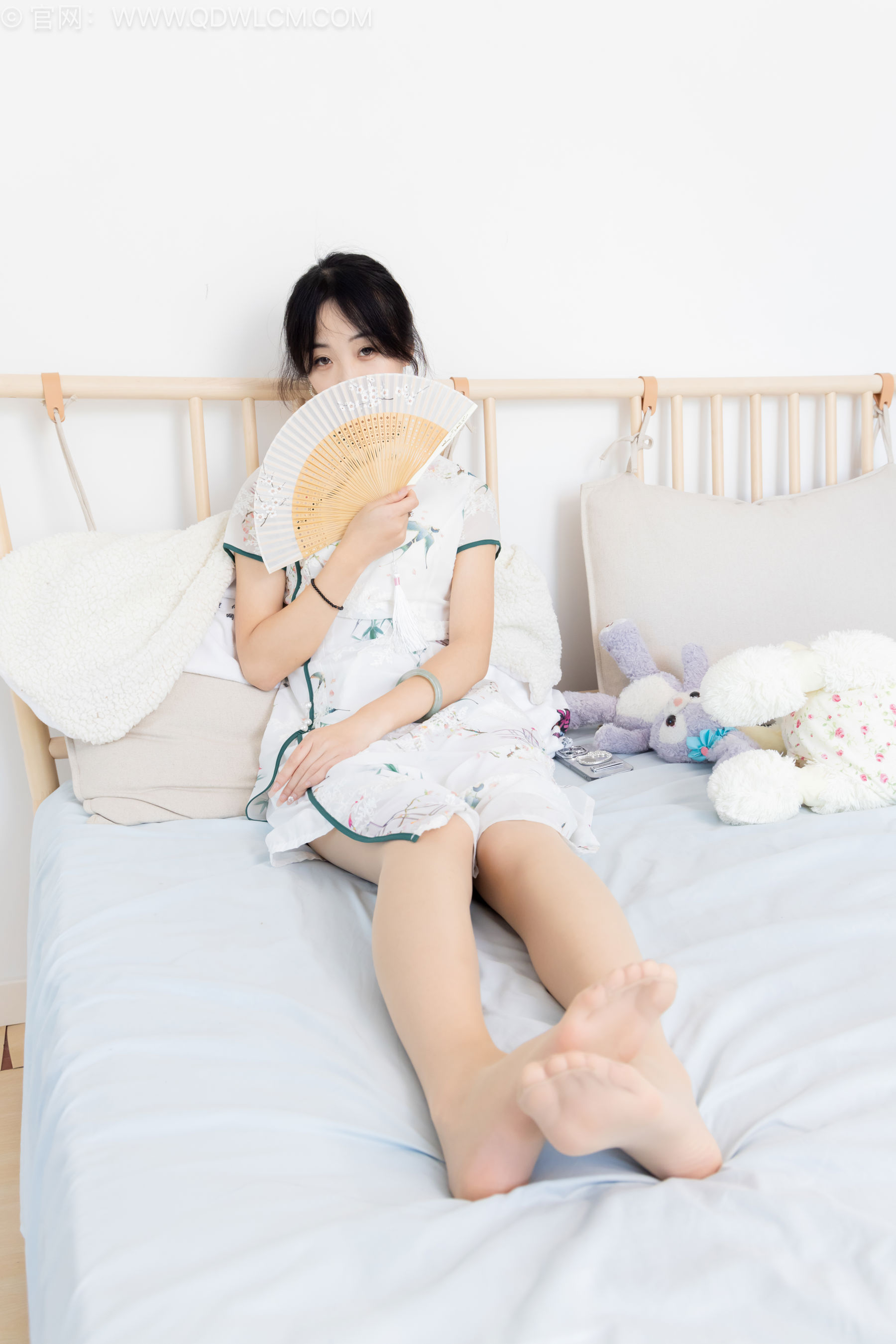 物恋传媒 No.2584 南南 - 三双高跟鞋、薄肉丝、裸足/(158P)