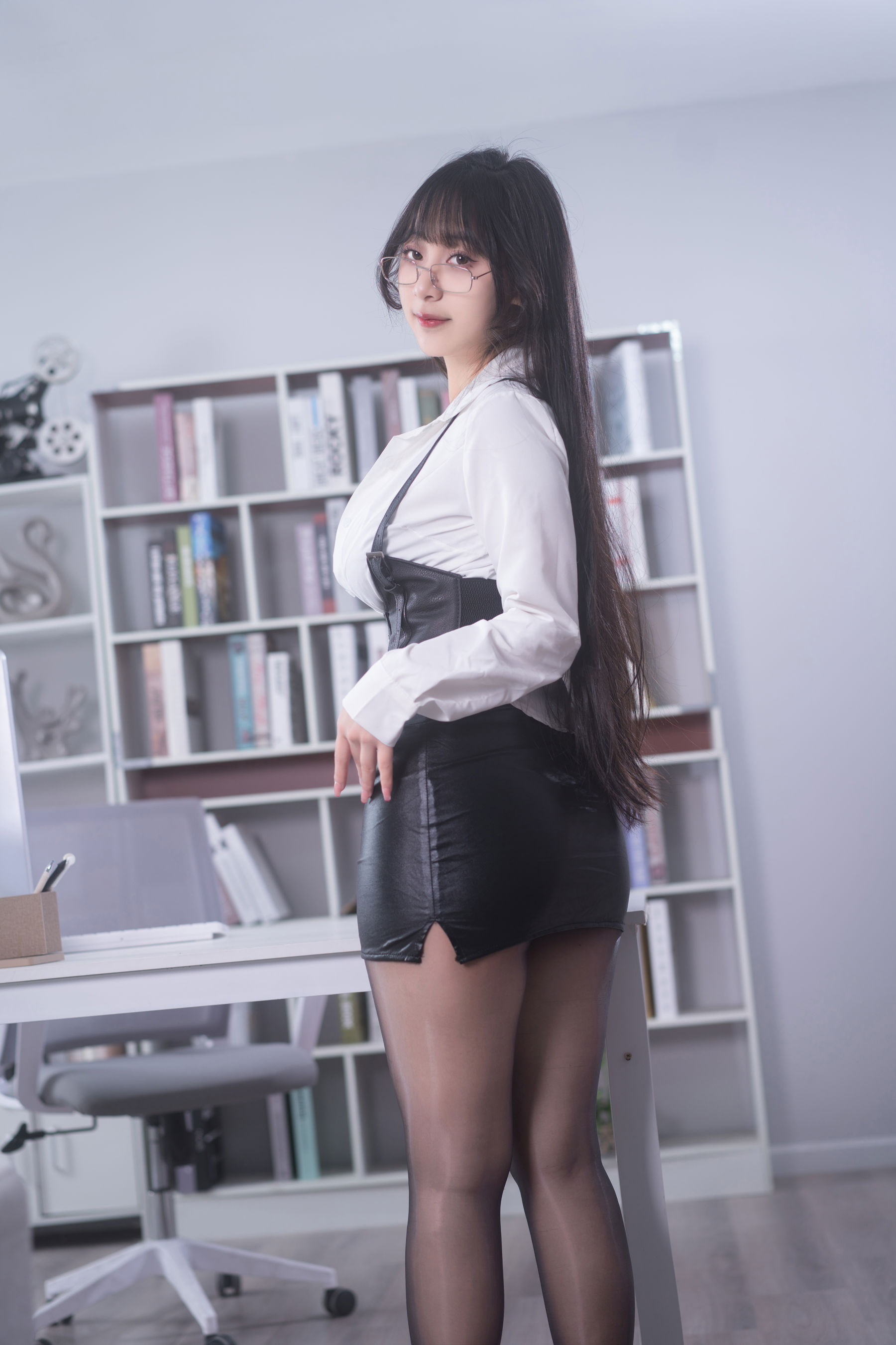 浅安安Yuki – OL眼镜娘/(20P)