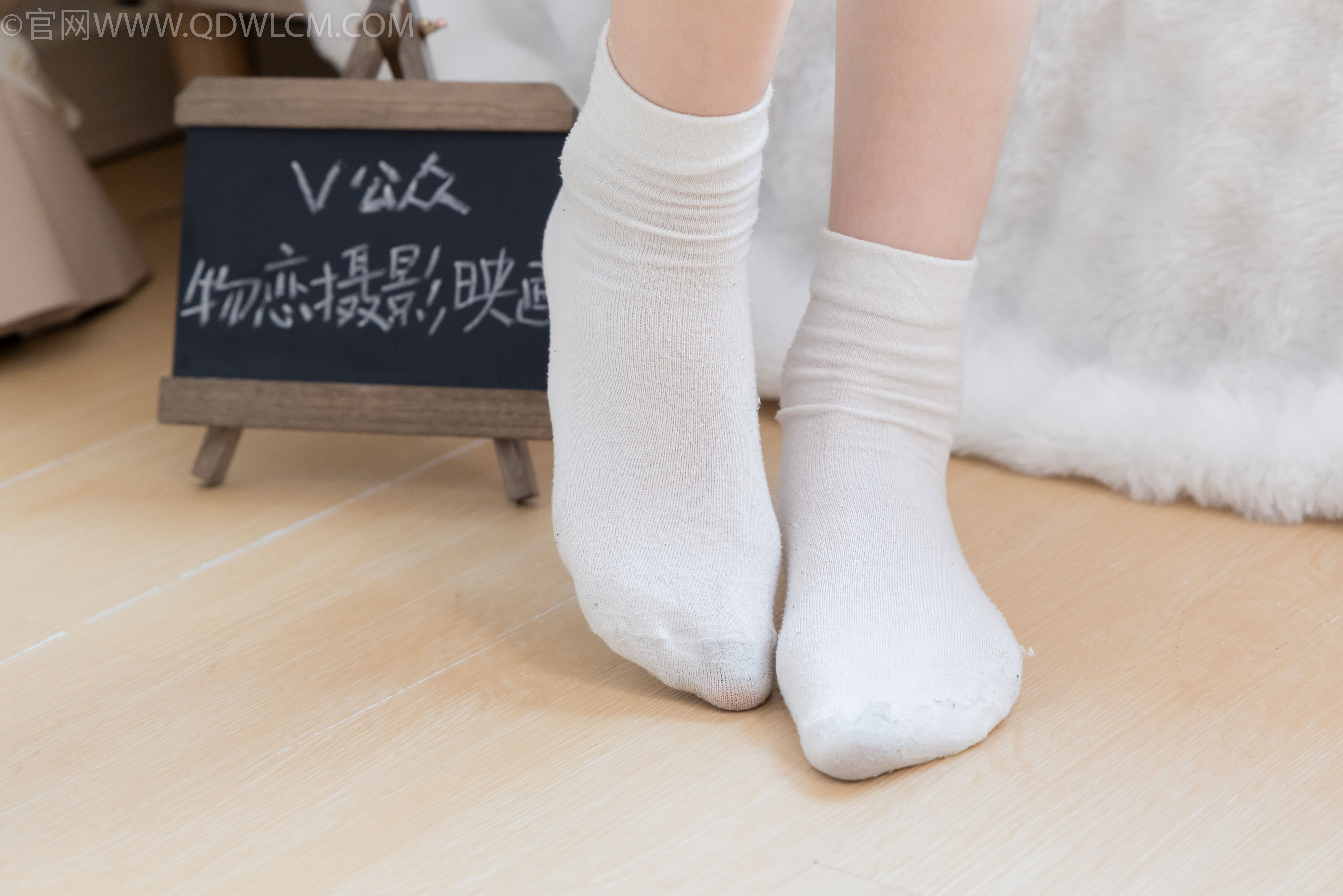物恋传媒 No.2595 水蜜桃 - 板鞋、白棉袜、裸足/(161P)