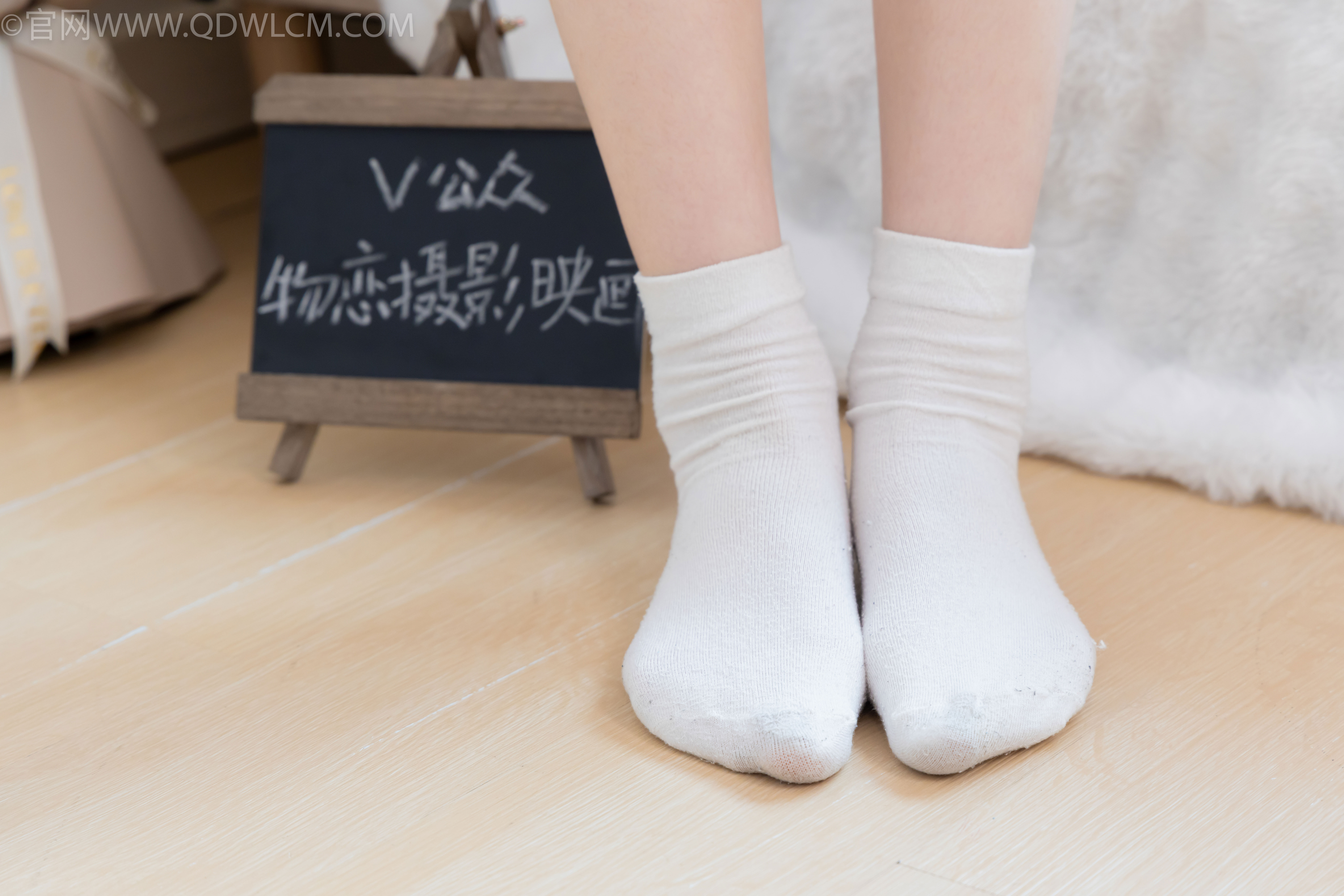 物恋传媒 No.2595 水蜜桃 - 板鞋、白棉袜、裸足/(161P)