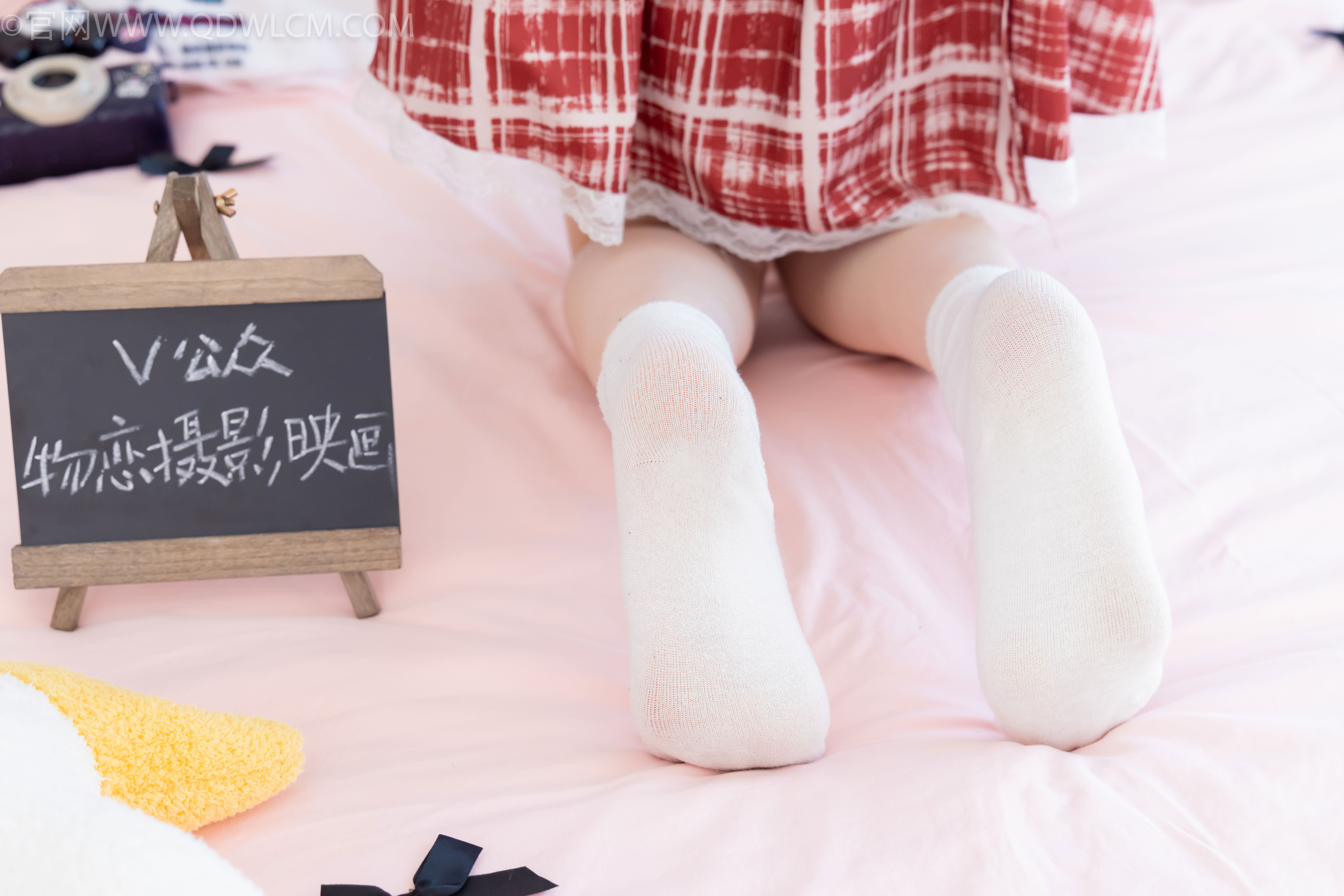 物恋传媒 No.2595 水蜜桃 - 板鞋、白棉袜、裸足/(161P)