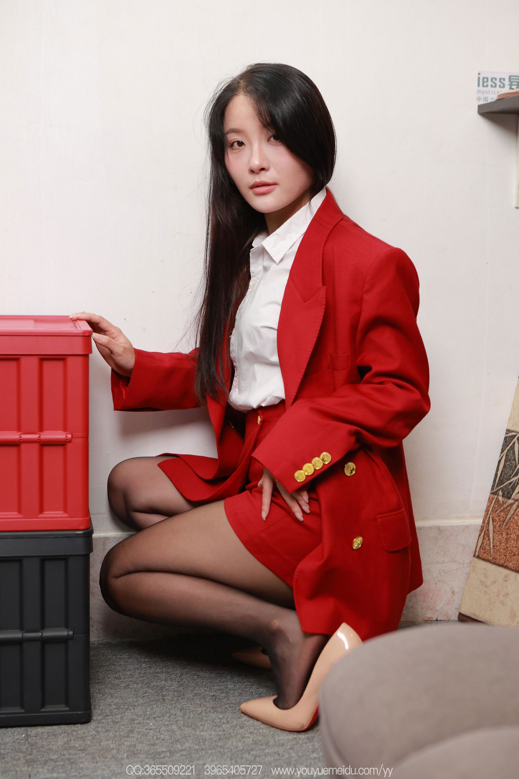 IESS异思趣向 - 模特： 婉萍 《黑丝红装（上）》/(99P)