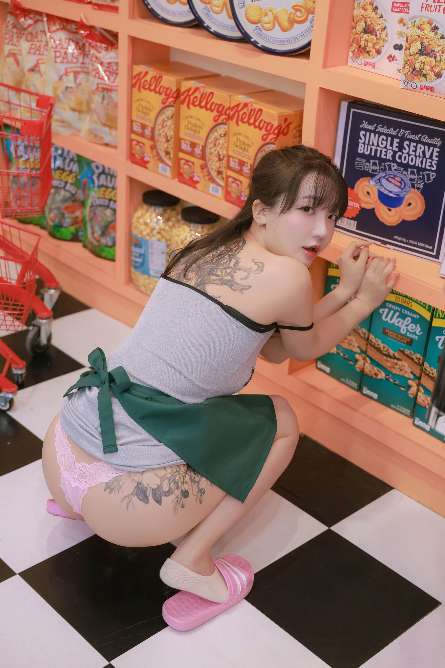 Son Ye Eun - Night Shift/(64P)