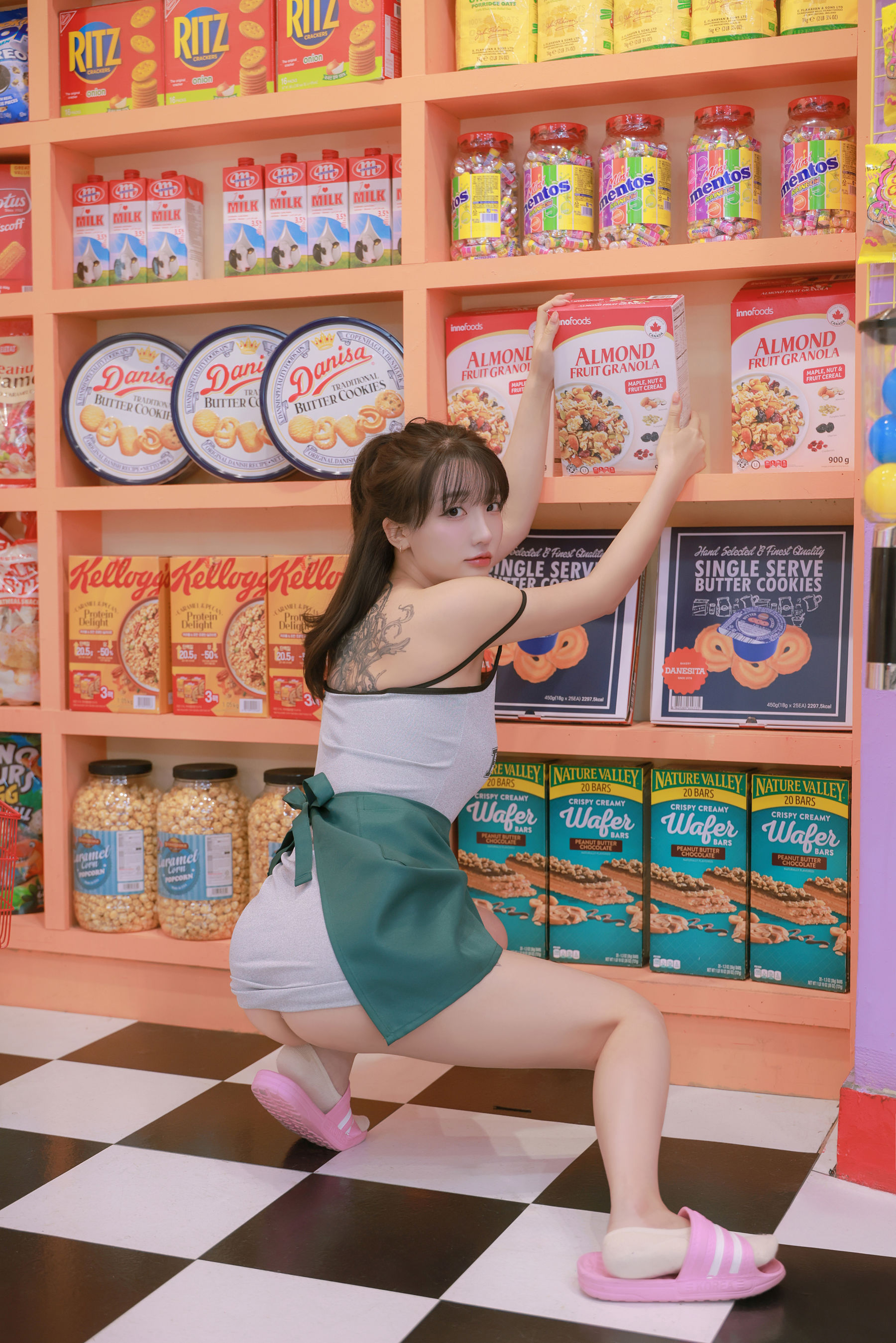 Son Ye Eun - Night Shift/(64P)