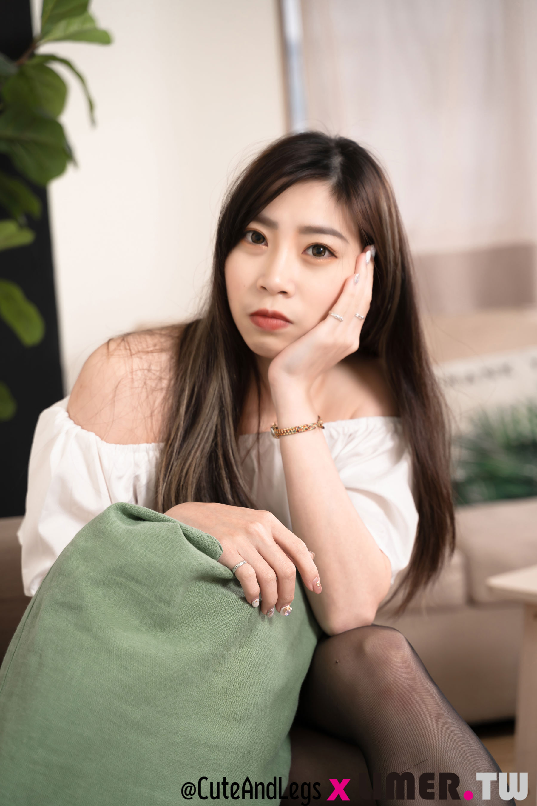 Limerence原创 No.111 Quintina 甜心女友的小白鞋黑色丝袜脚/(132P)