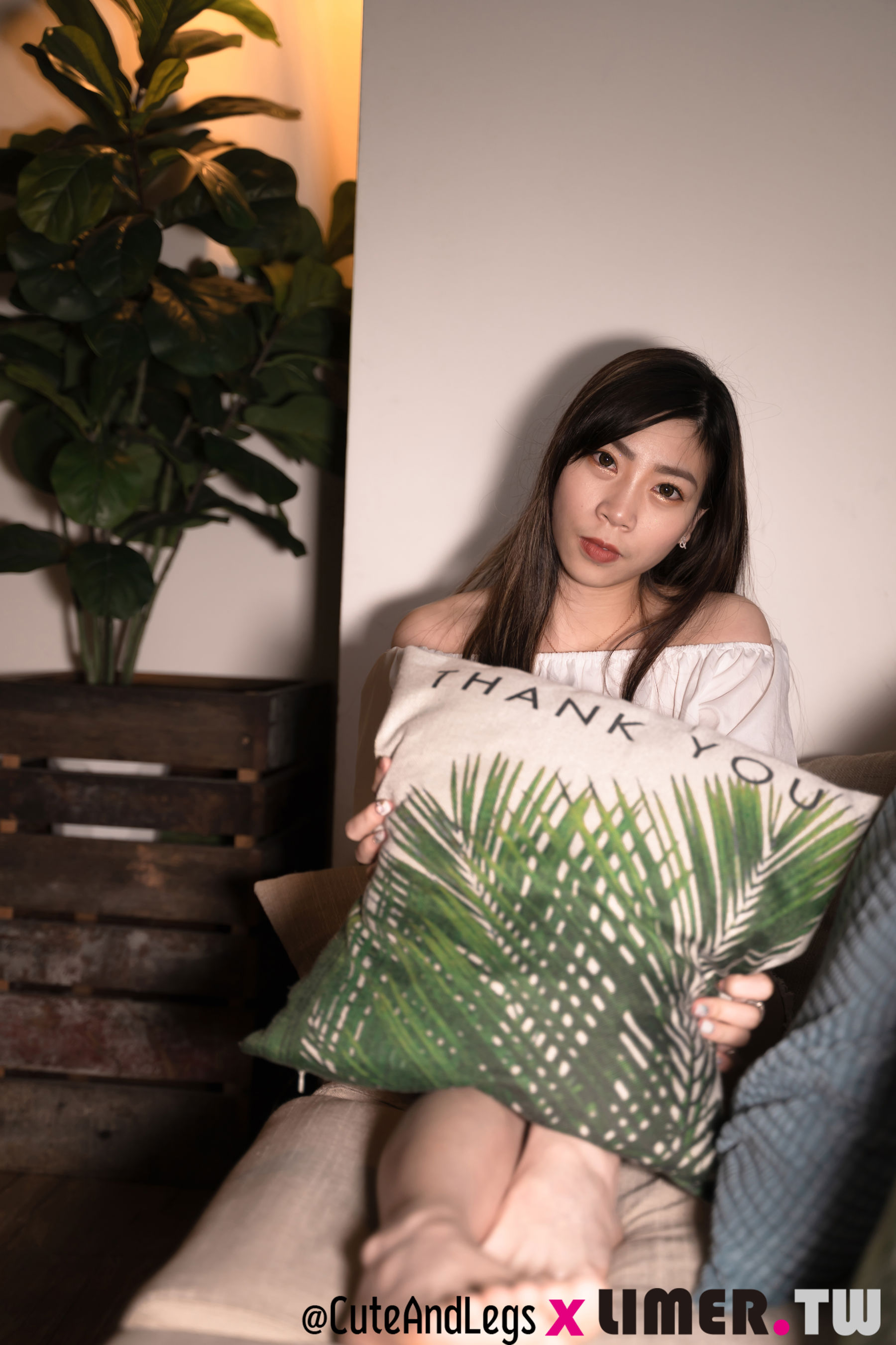Limerence原创 No.111 Quintina 甜心女友的小白鞋黑色丝袜脚/(132P)
