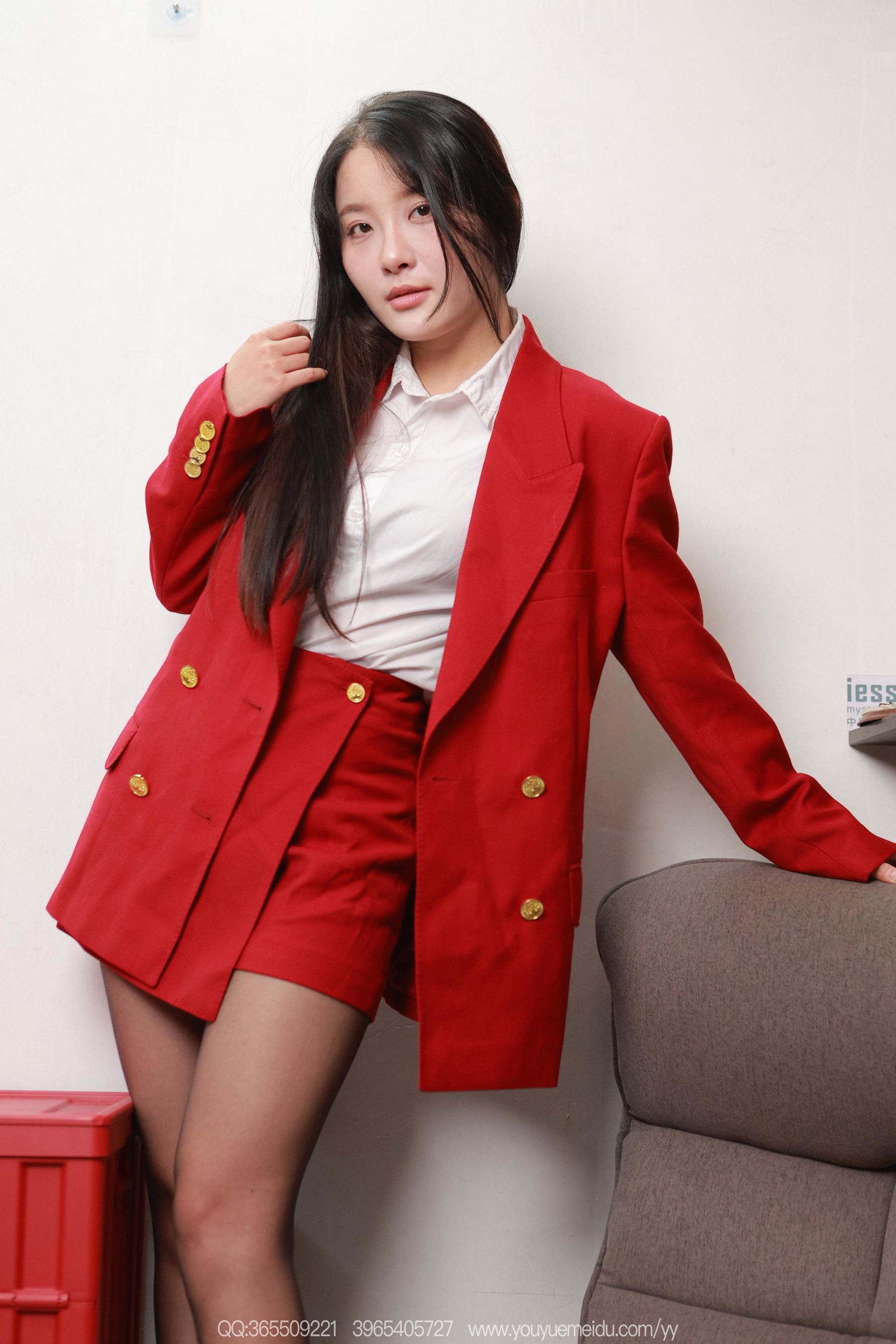 IESS异思趣向 - 模特： 婉萍 《黑丝红装（上）》/(99P)