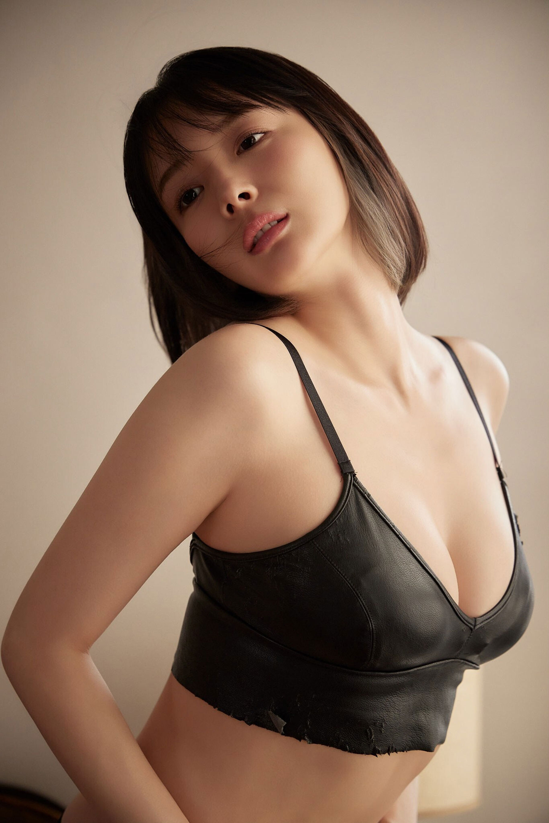 岡田紗佳 - 美脚輪舞曲/(56P)