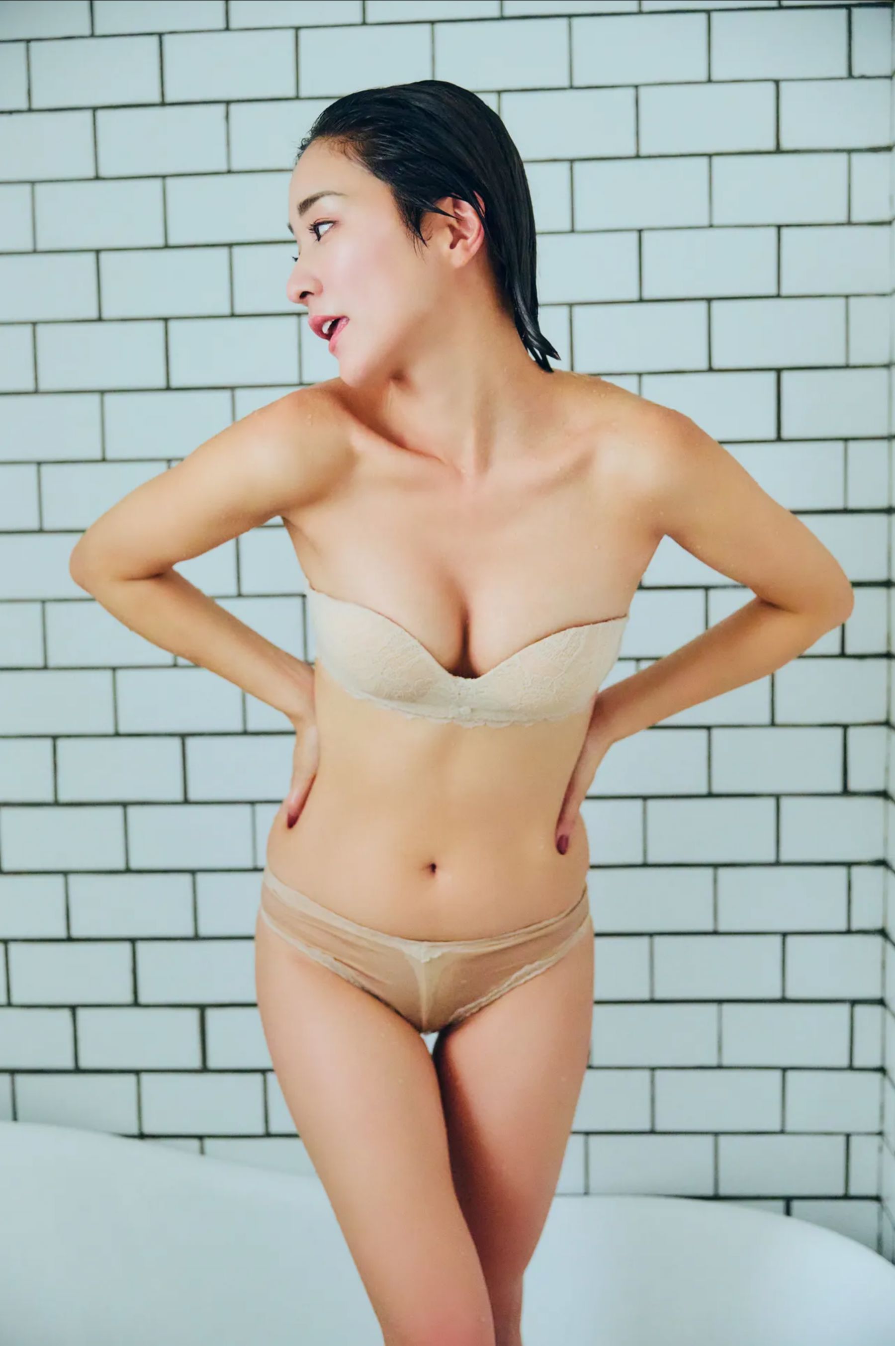 平川愛里菜 - 崖っぷちシングルマザーがグラビアデビュー/(10P)