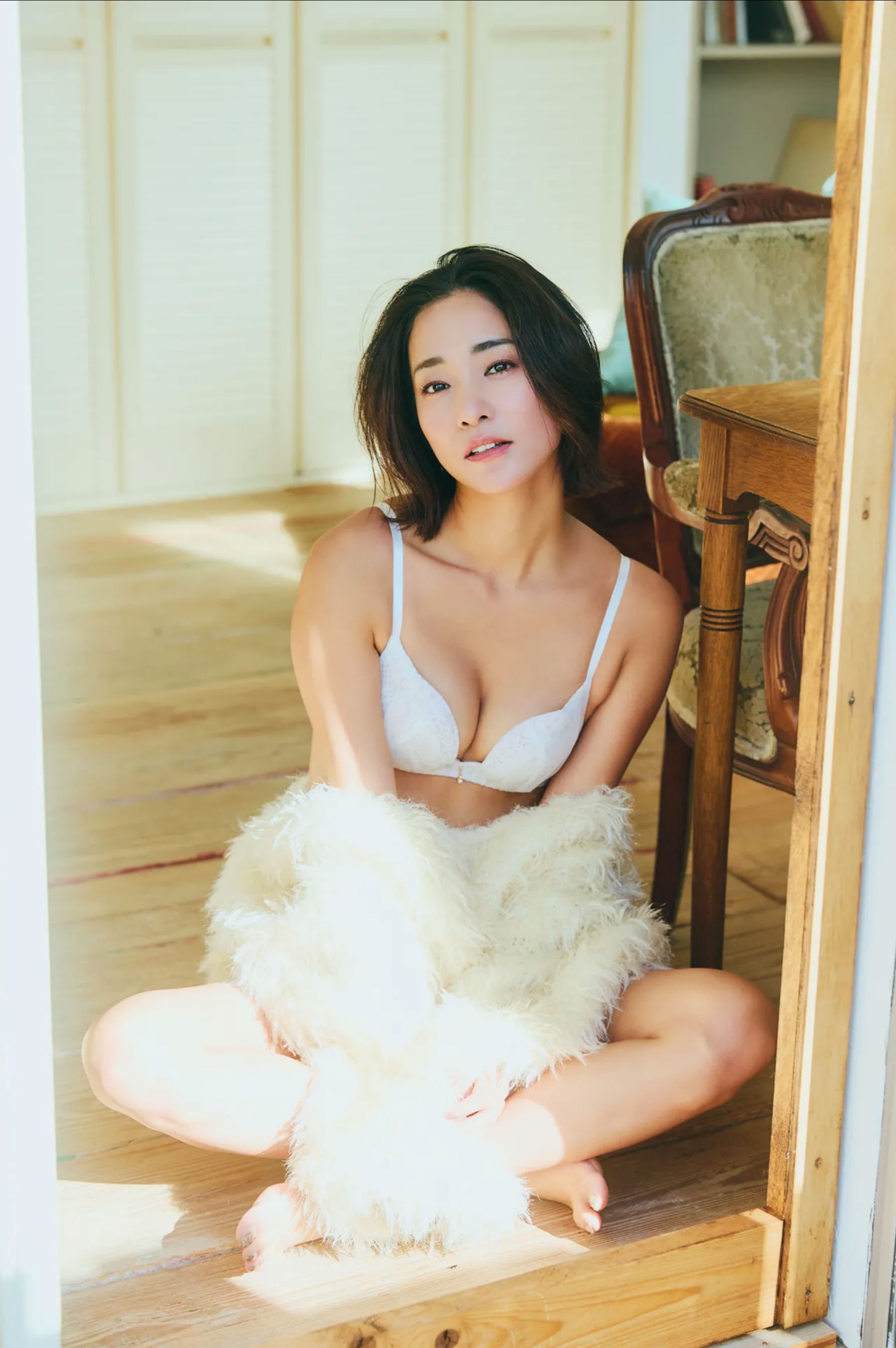 平川愛里菜 - 崖っぷちシングルマザーがグラビアデビュー/(10P)