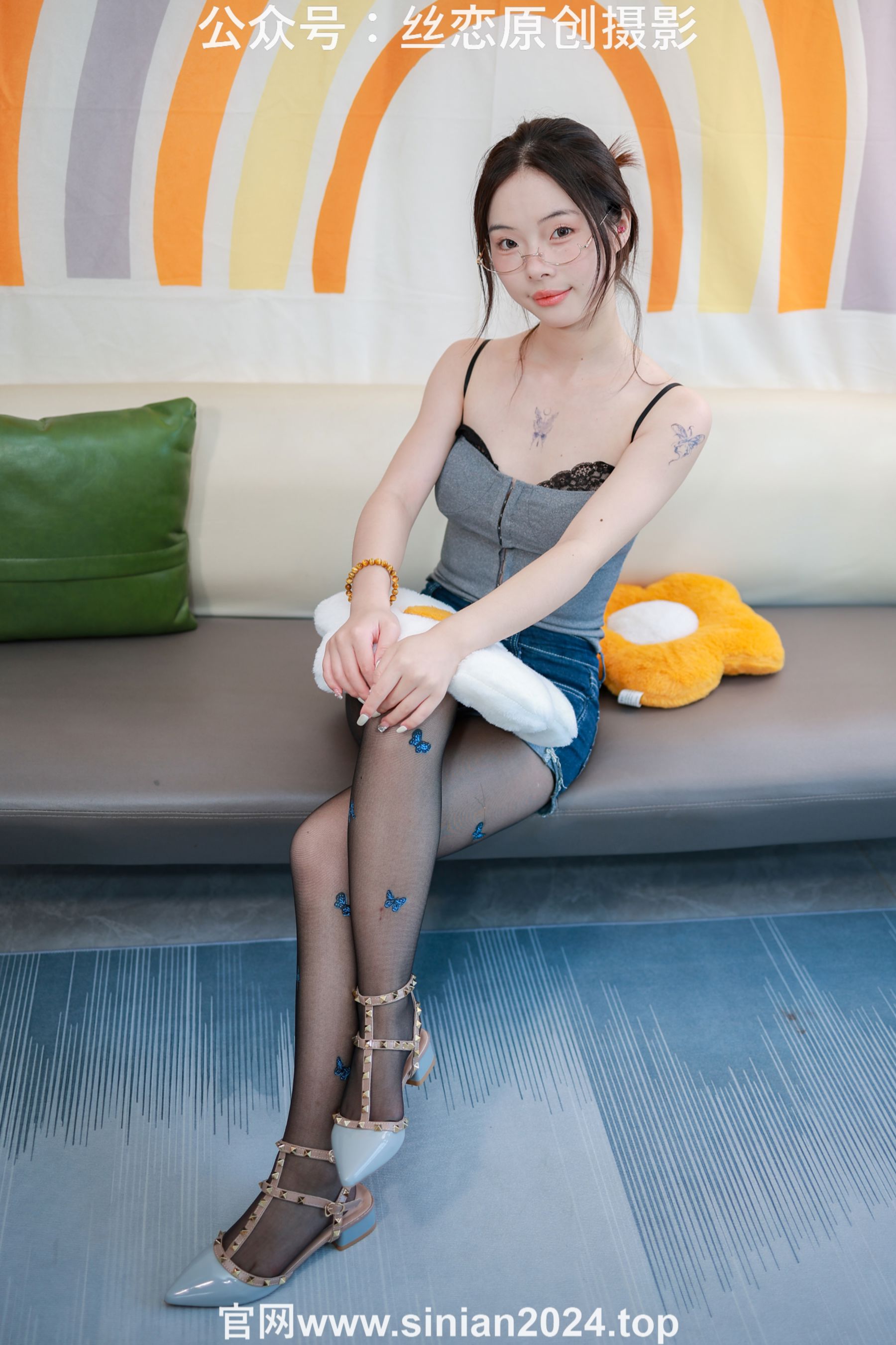 丝恋摄影 No.057 麦麦-灰色小吊带 牛仔小短裤 蝴蝶斑点丝袜/(248P)