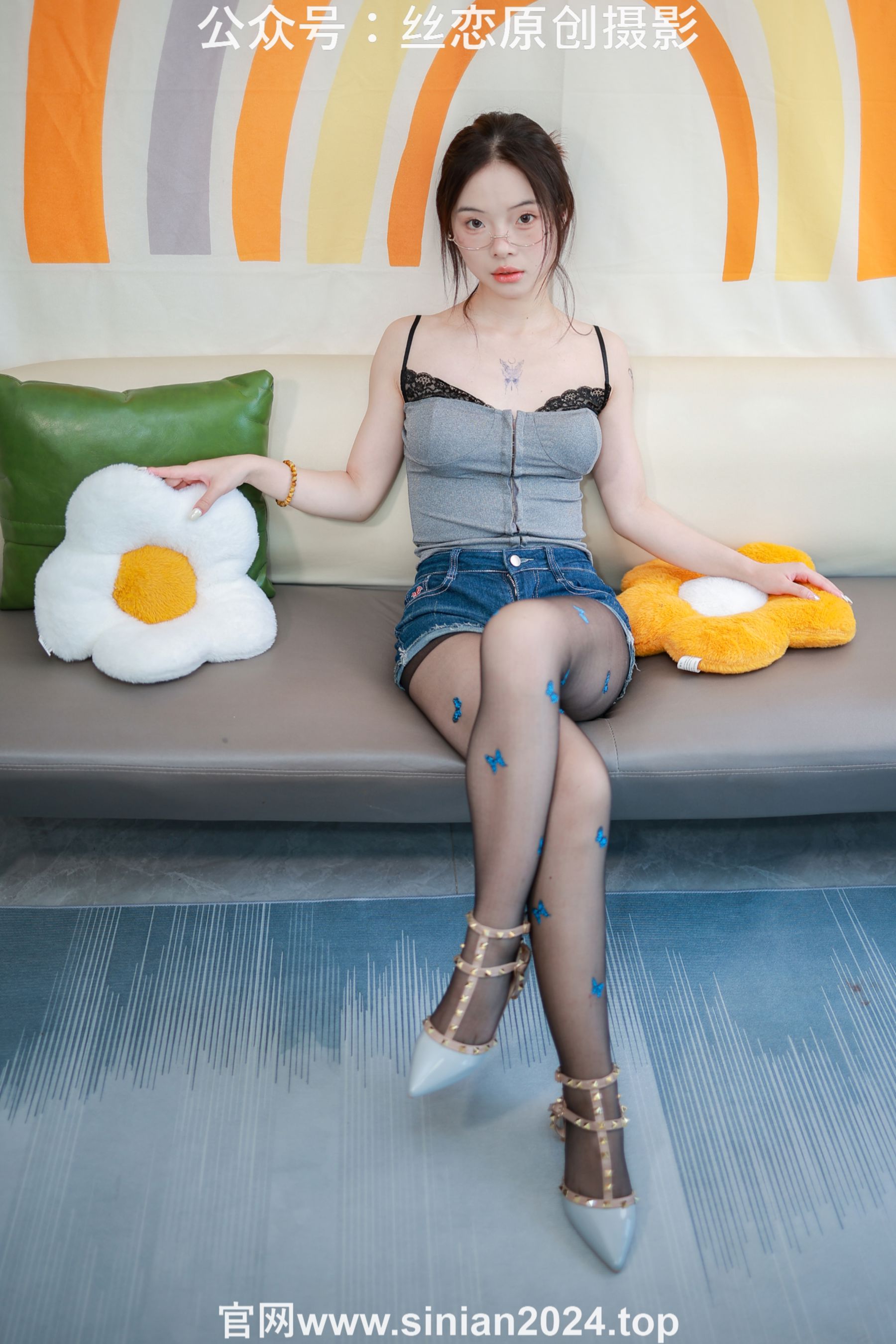 丝恋摄影 No.057 麦麦-灰色小吊带 牛仔小短裤 蝴蝶斑点丝袜/(248P)