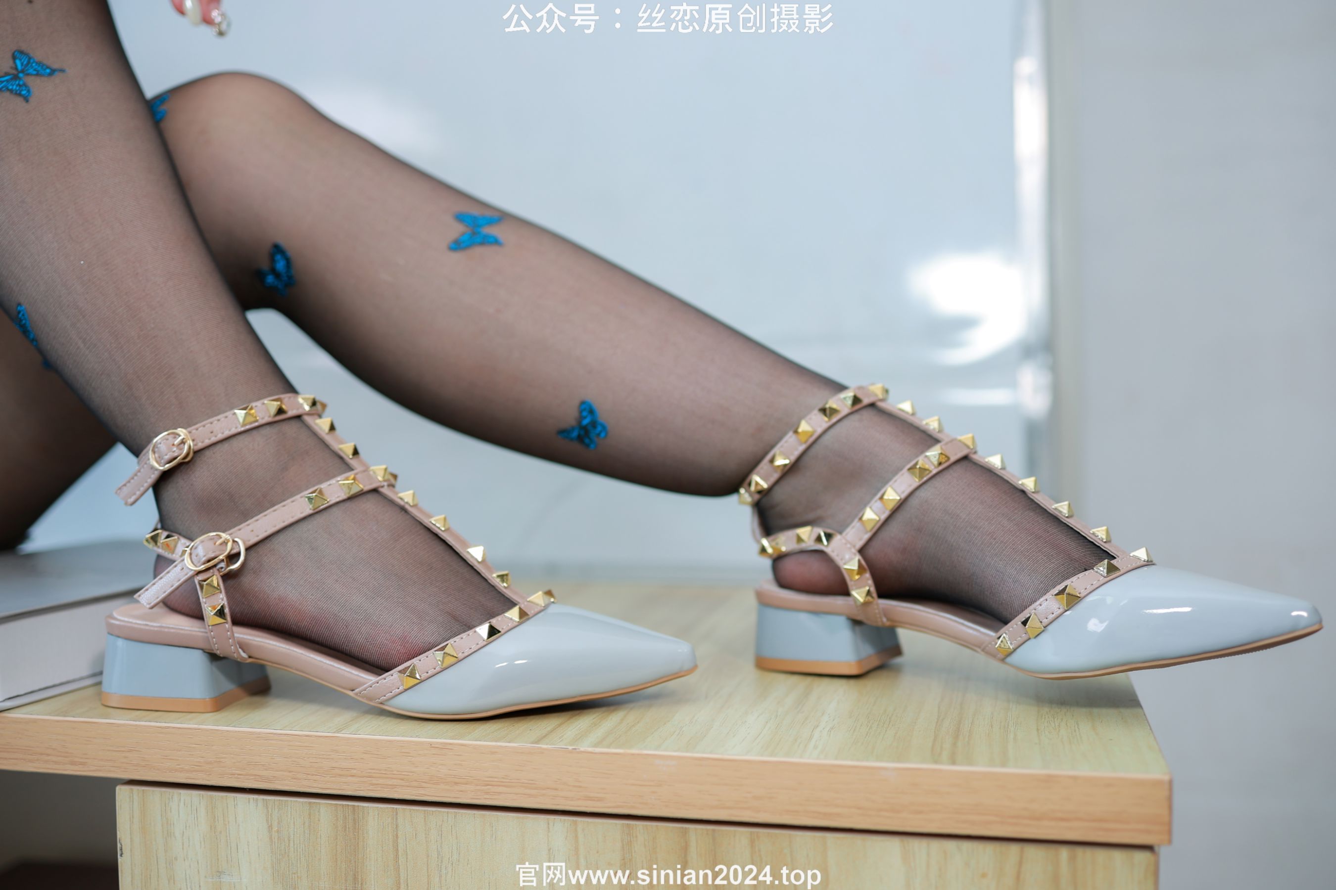 丝恋摄影 No.057 麦麦-灰色小吊带 牛仔小短裤 蝴蝶斑点丝袜/(248P)