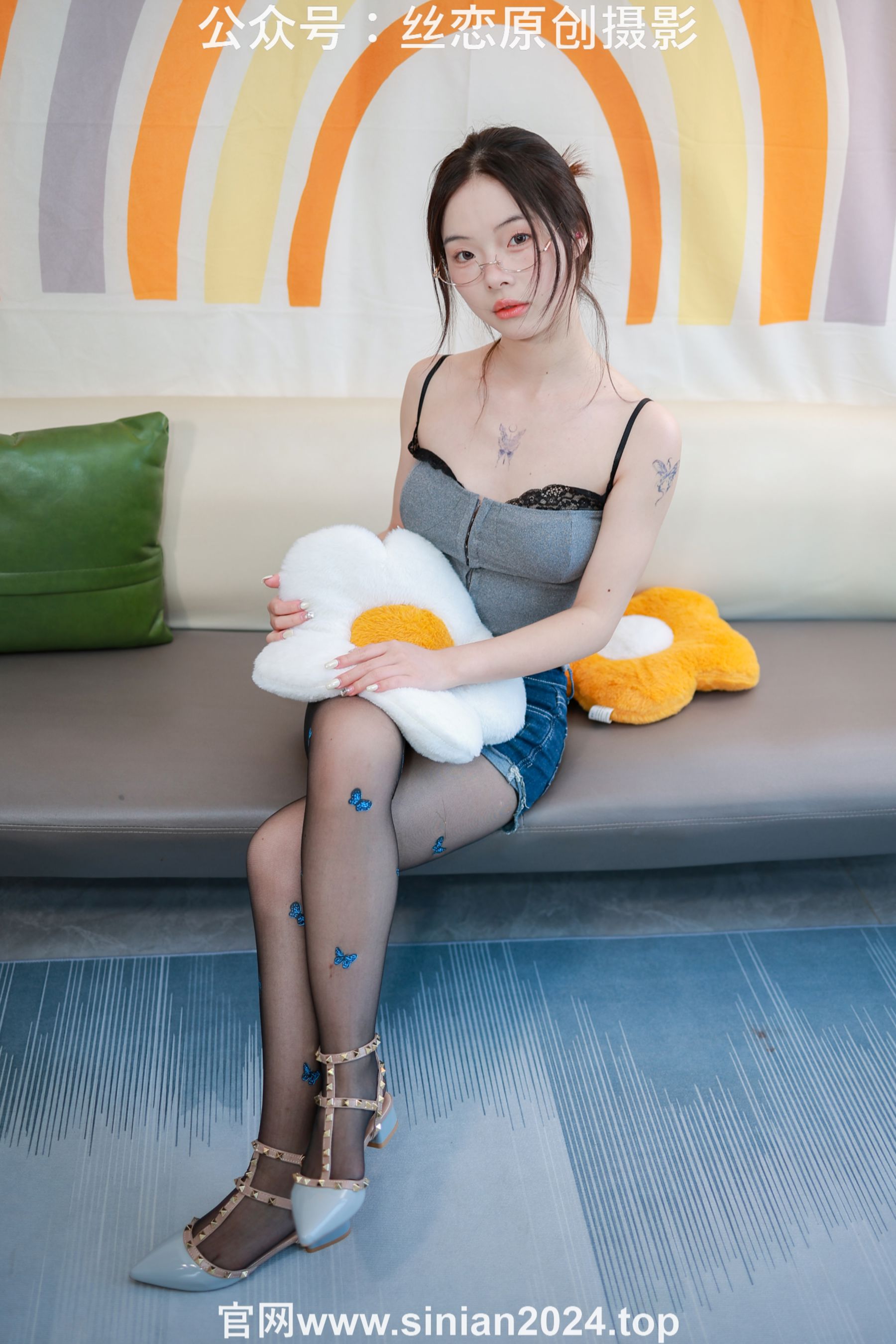 丝恋摄影 No.057 麦麦-灰色小吊带 牛仔小短裤 蝴蝶斑点丝袜/(248P)
