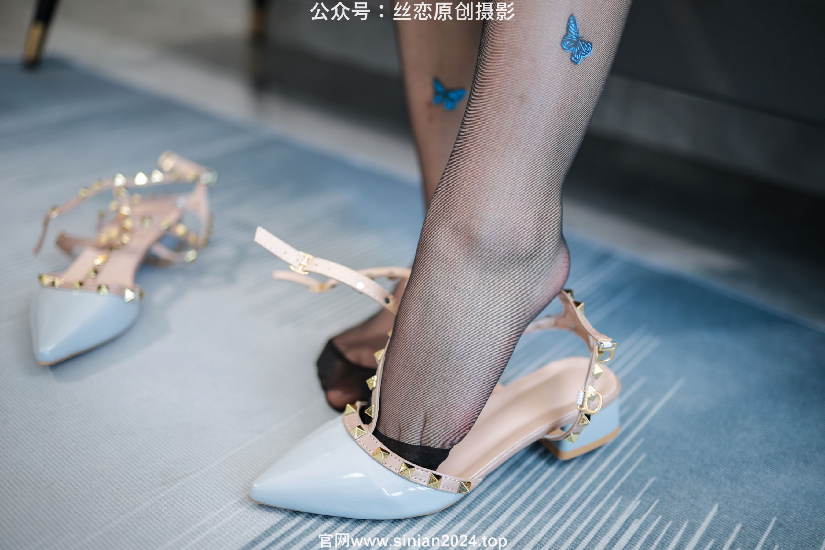 丝恋摄影 No.057 麦麦-灰色小吊带 牛仔小短裤 蝴蝶斑点丝袜/(248P)