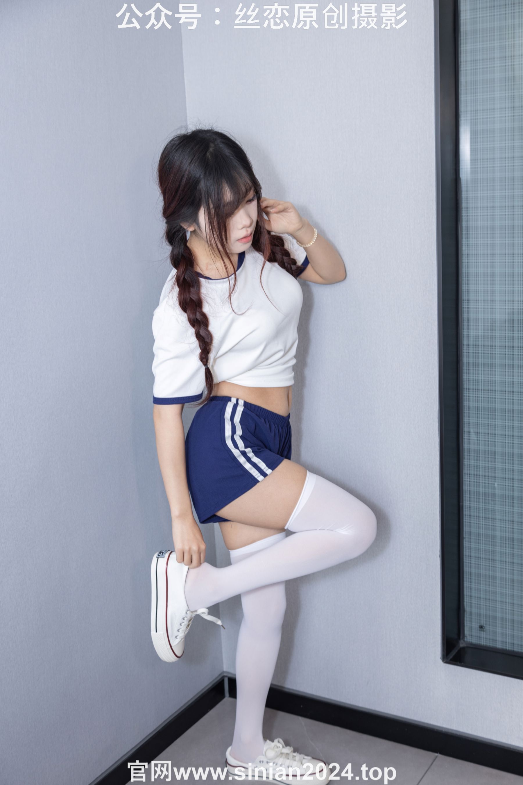 丝恋摄影 No.056 小梦-经典蓝白体操服  厚白丝袜 白色帆布鞋/(197P)