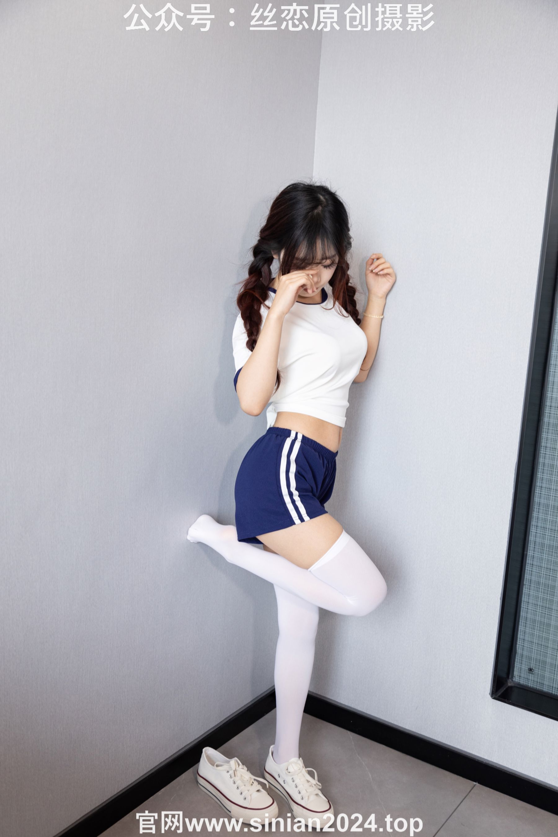 丝恋摄影 No.056 小梦-经典蓝白体操服  厚白丝袜 白色帆布鞋/(197P)