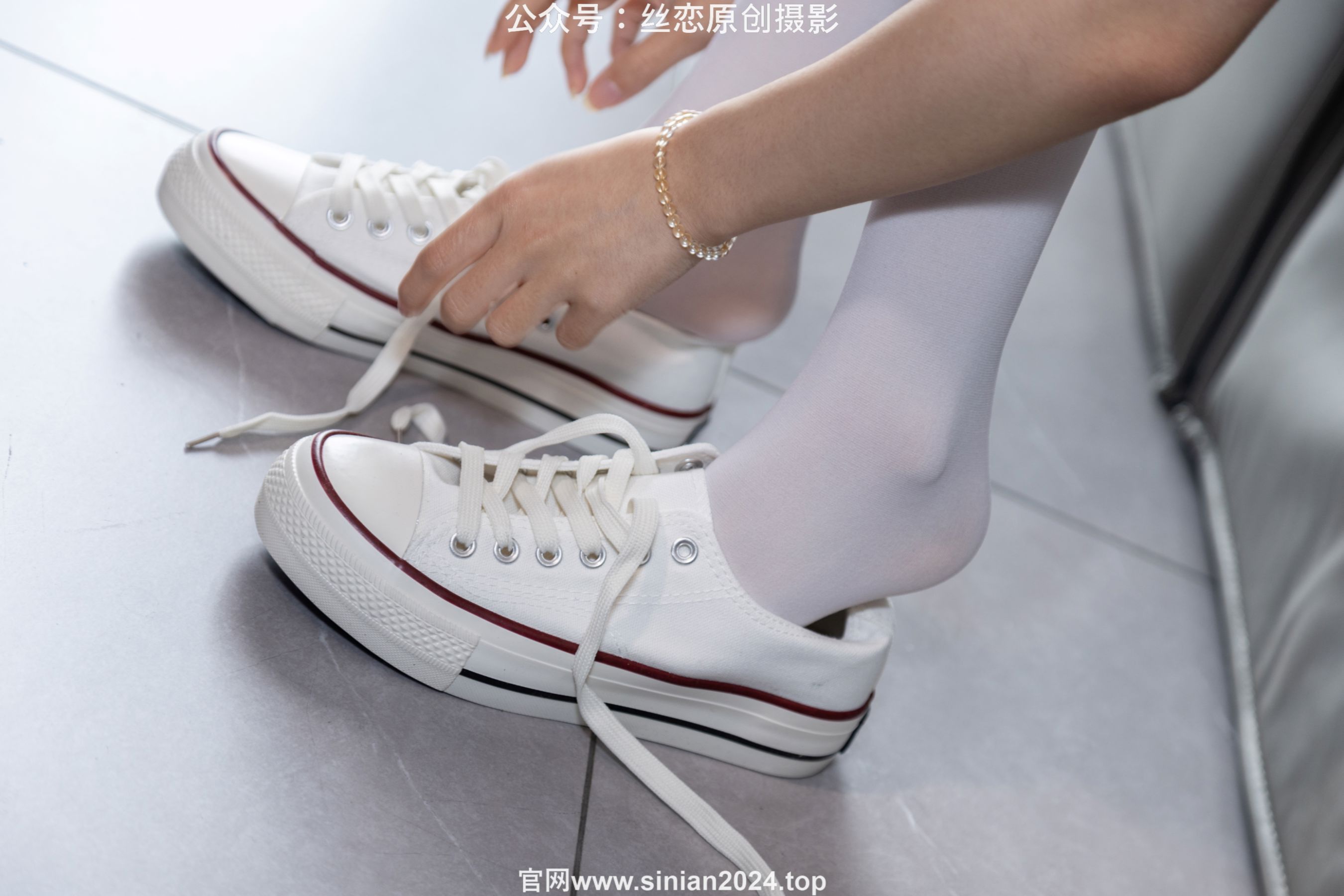 丝恋摄影 No.056 小梦-经典蓝白体操服  厚白丝袜 白色帆布鞋/(197P)