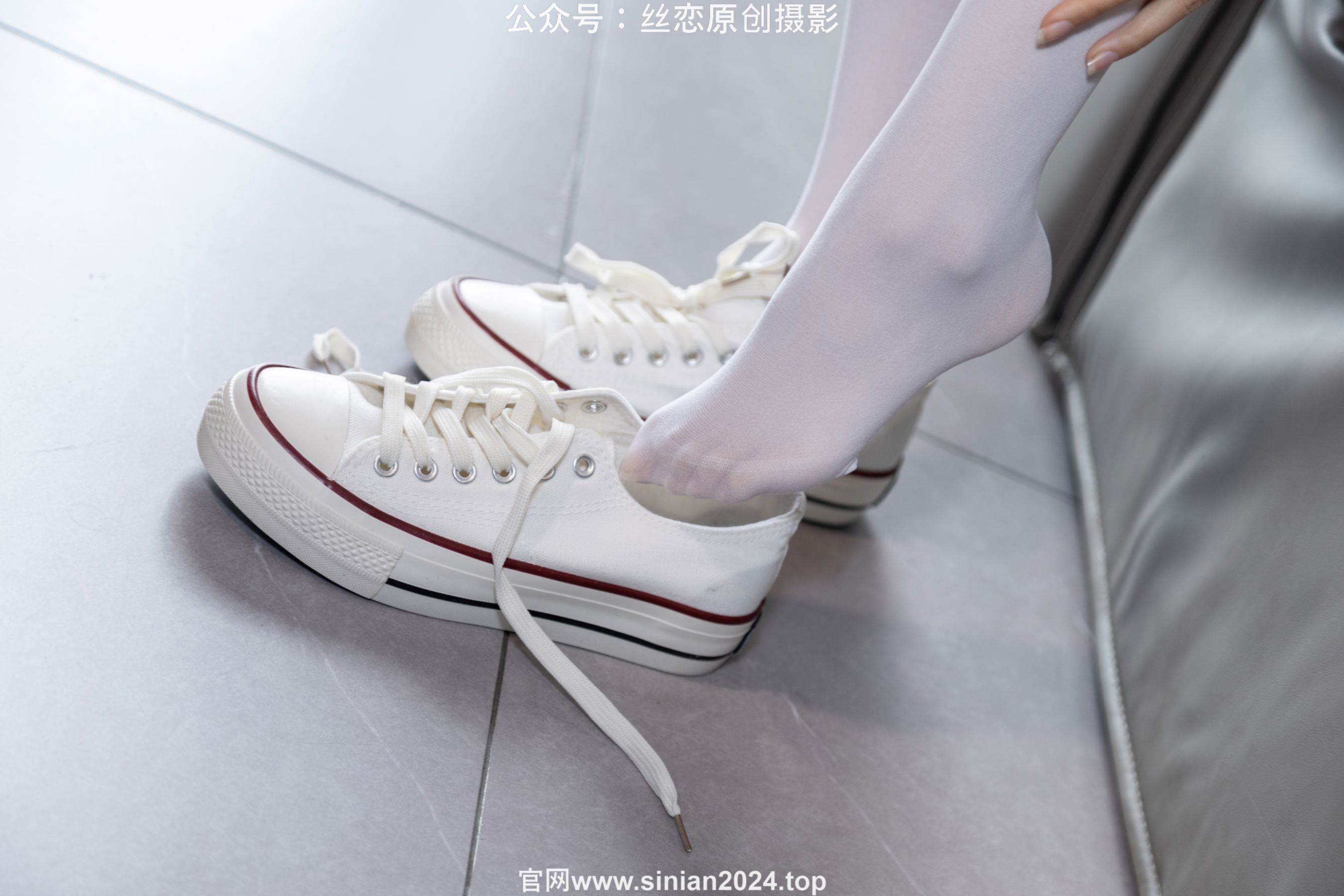 丝恋摄影 No.056 小梦-经典蓝白体操服  厚白丝袜 白色帆布鞋/(197P)