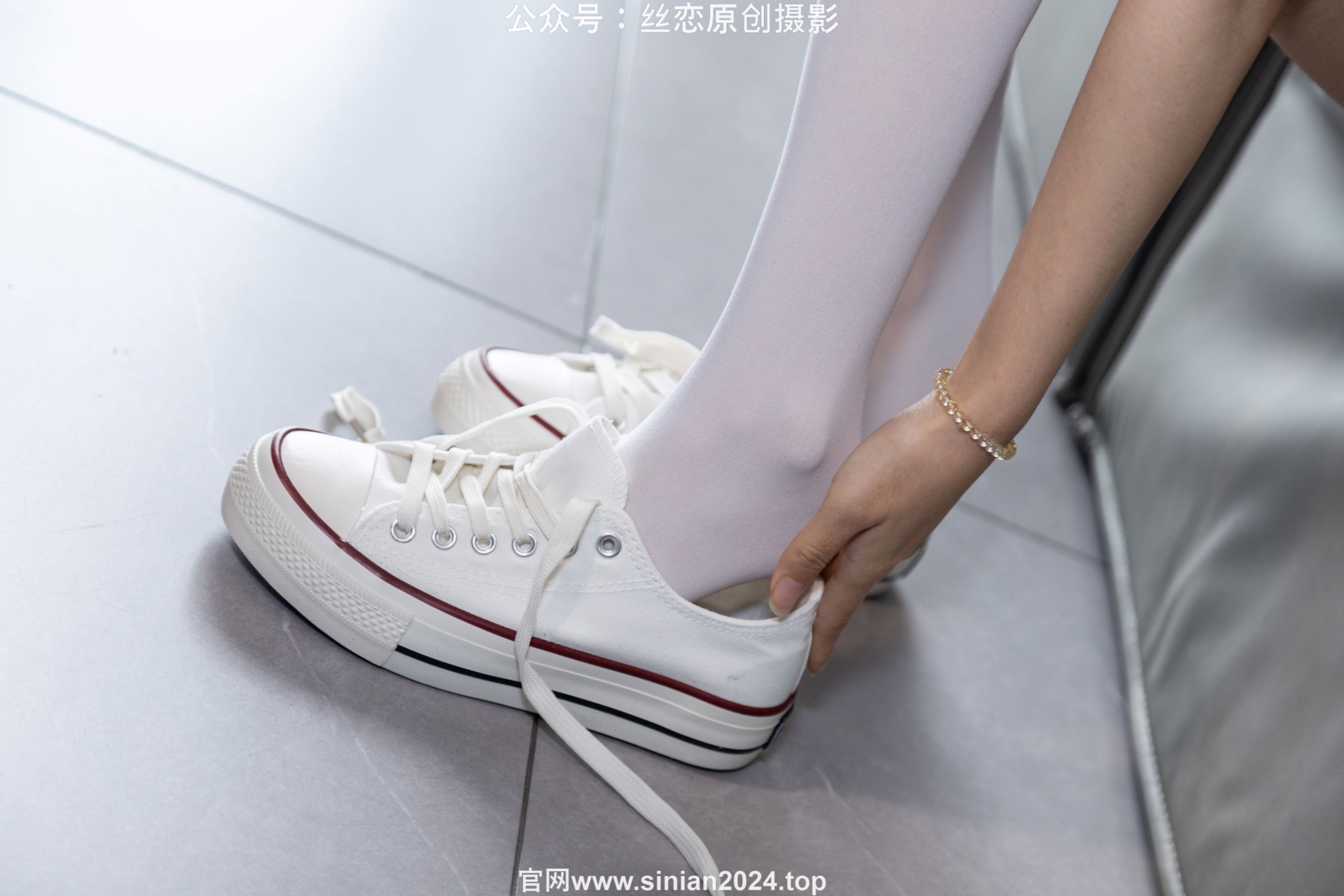 丝恋摄影 No.056 小梦-经典蓝白体操服  厚白丝袜 白色帆布鞋/(197P)