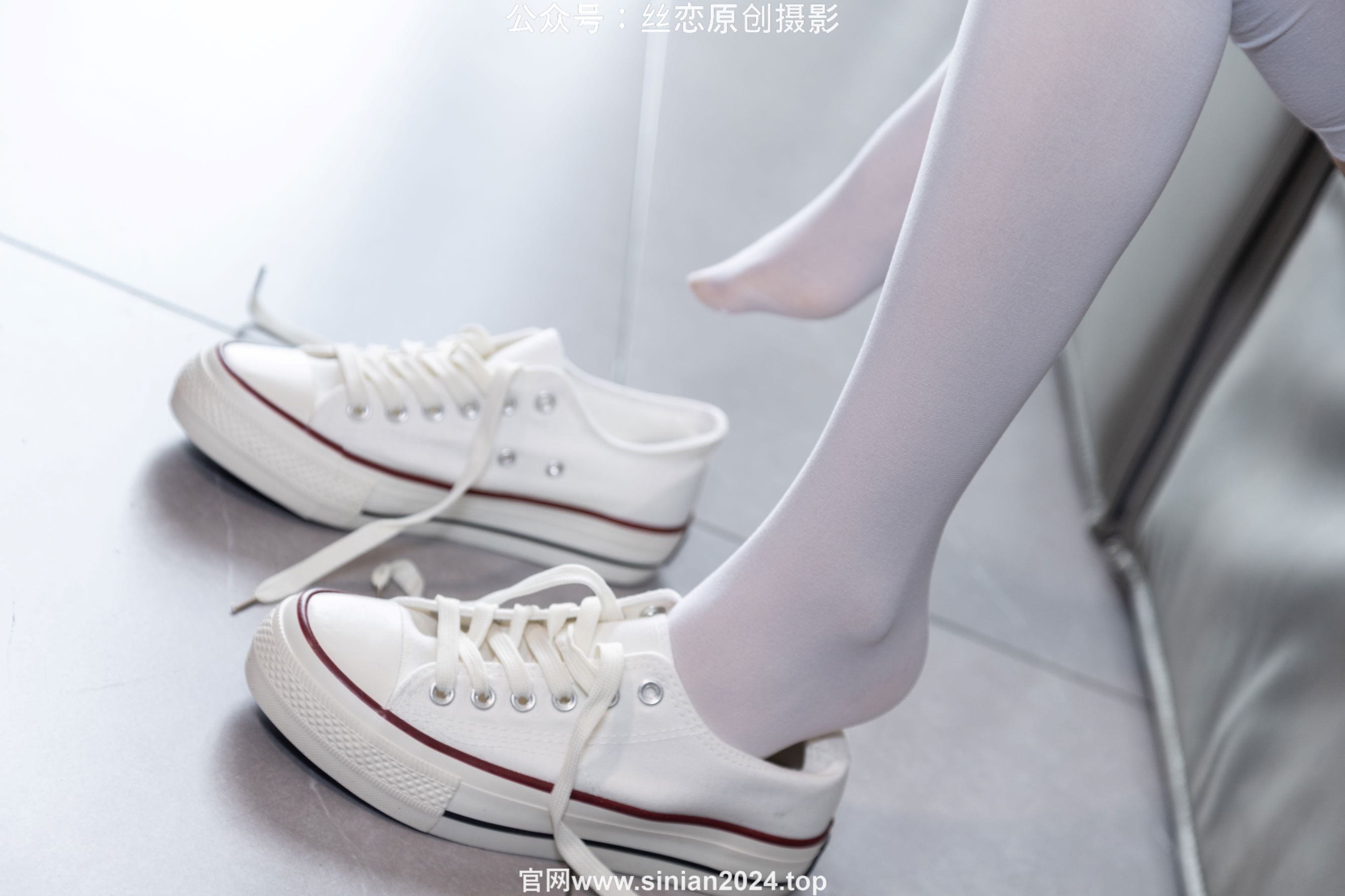 丝恋摄影 No.056 小梦-经典蓝白体操服  厚白丝袜 白色帆布鞋/(197P)